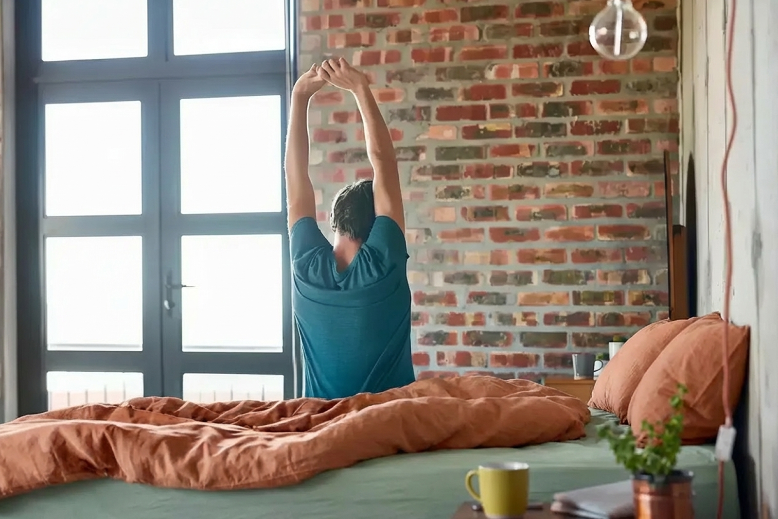 uomo che si stiracchia